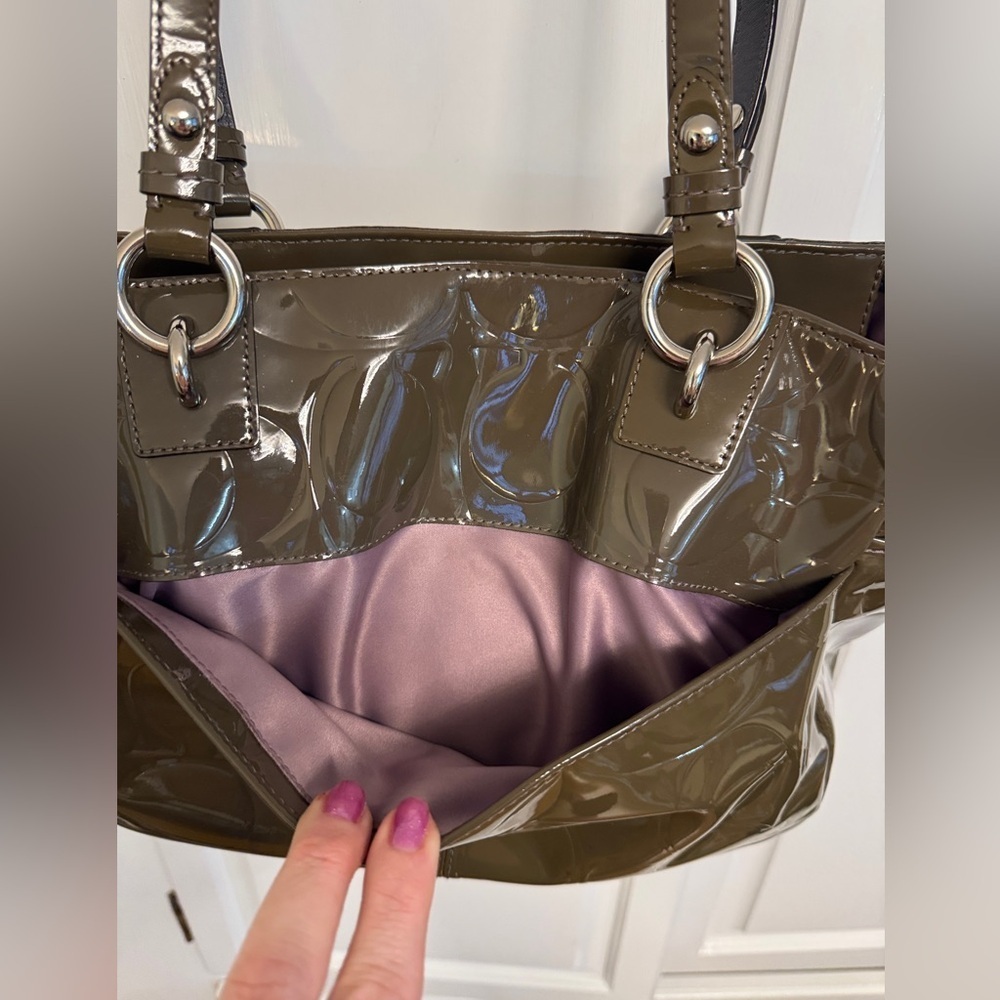 COACH 🔥 Olive Green Op Art Embossed Patent Leather East West Gallery Tote - Picture 8 of 12